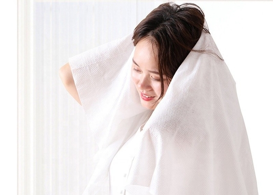 購入 無毒な環境の使い捨て可能なNonwoven Spunlaceの明白なWashclothの100%の綿 online manufacture